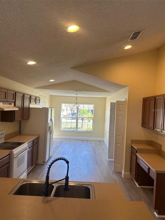 For Rent: $1,900 (3 beds, 2 baths, 1856 Square Feet)