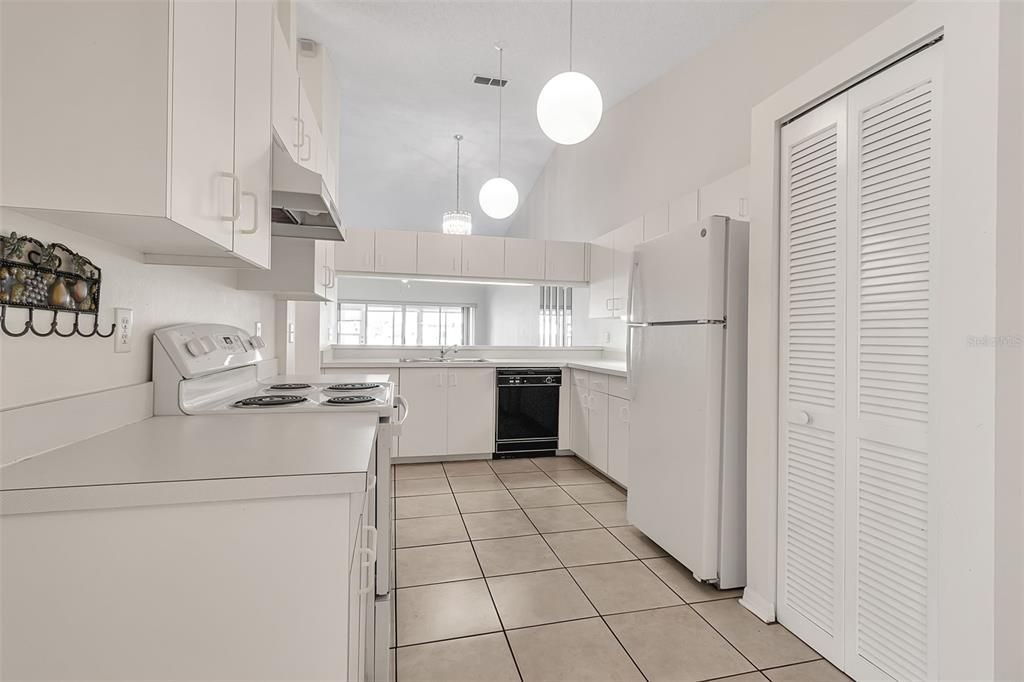 На продажу: $269,000 (2 спален, 2 ванн, 1304 Квадратных фут)