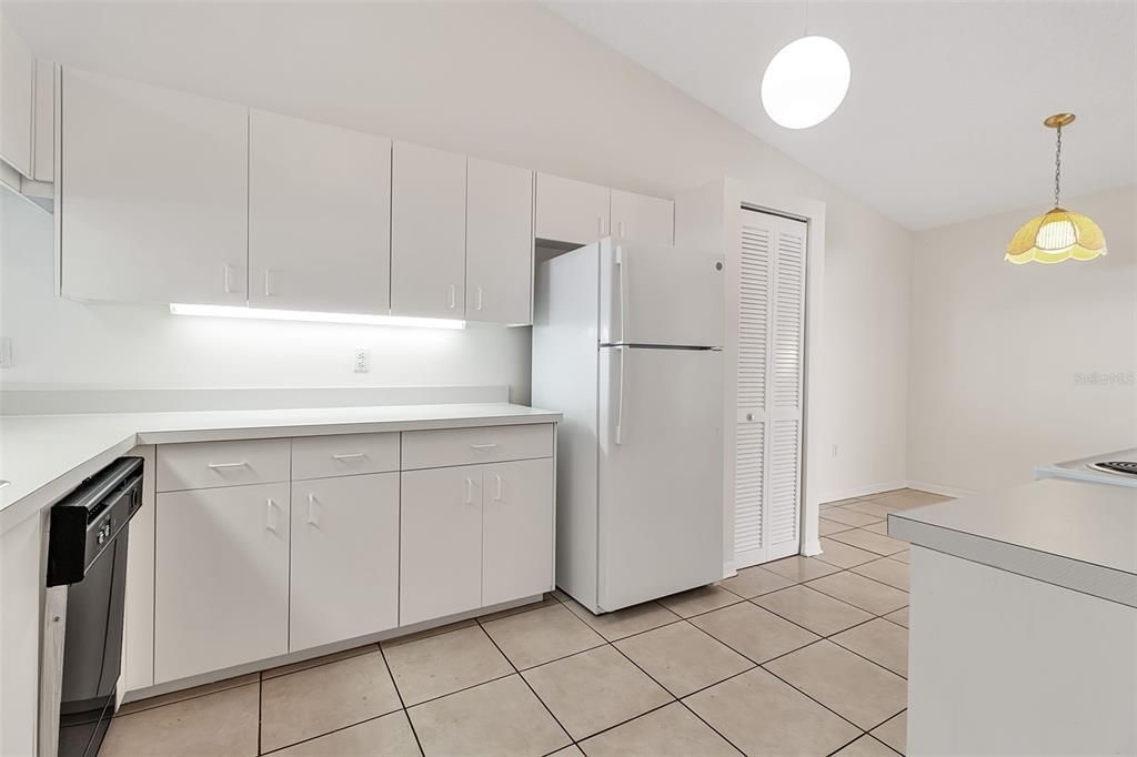 На продажу: $269,000 (2 спален, 2 ванн, 1304 Квадратных фут)