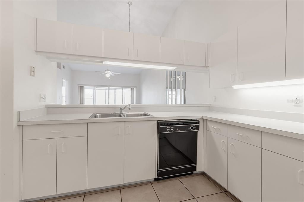 На продажу: $269,000 (2 спален, 2 ванн, 1304 Квадратных фут)