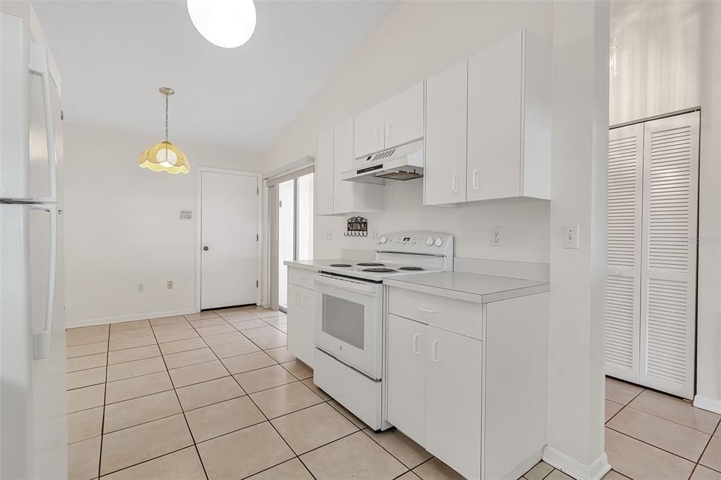 На продажу: $269,000 (2 спален, 2 ванн, 1304 Квадратных фут)