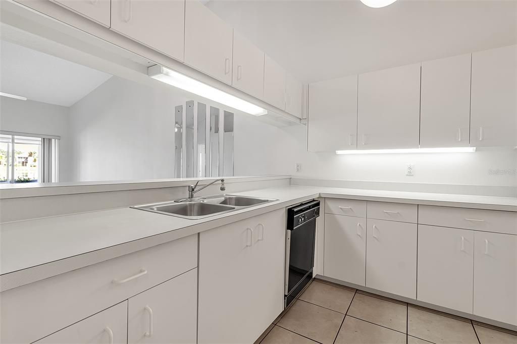 На продажу: $269,000 (2 спален, 2 ванн, 1304 Квадратных фут)