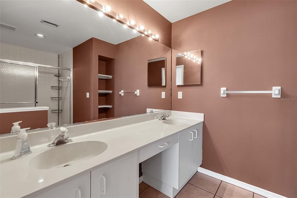 На продажу: $269,000 (2 спален, 2 ванн, 1304 Квадратных фут)