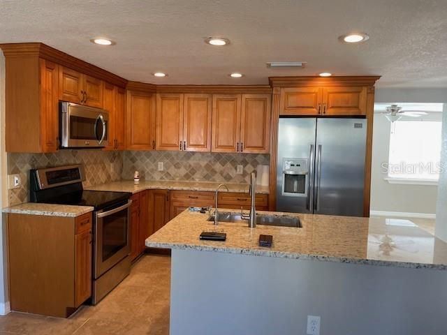 На продажу: $235,000 (2 спален, 1 ванн, 932 Квадратных фут)