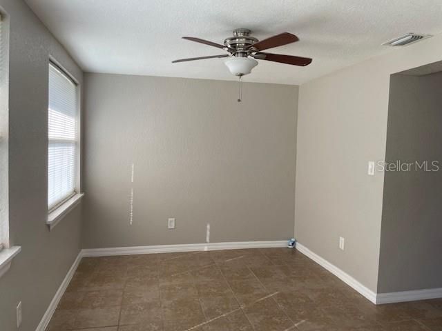 На продажу: $235,000 (2 спален, 1 ванн, 932 Квадратных фут)