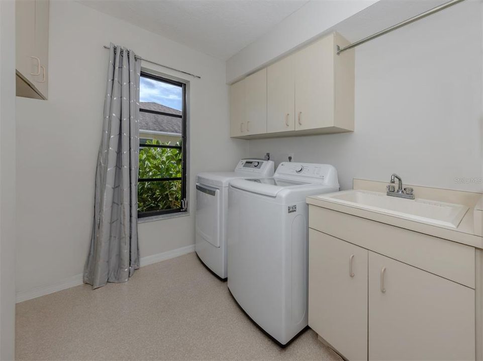 En Venta: $525,000 (3 camas, 2 baños, 2299 Pies cuadrados)