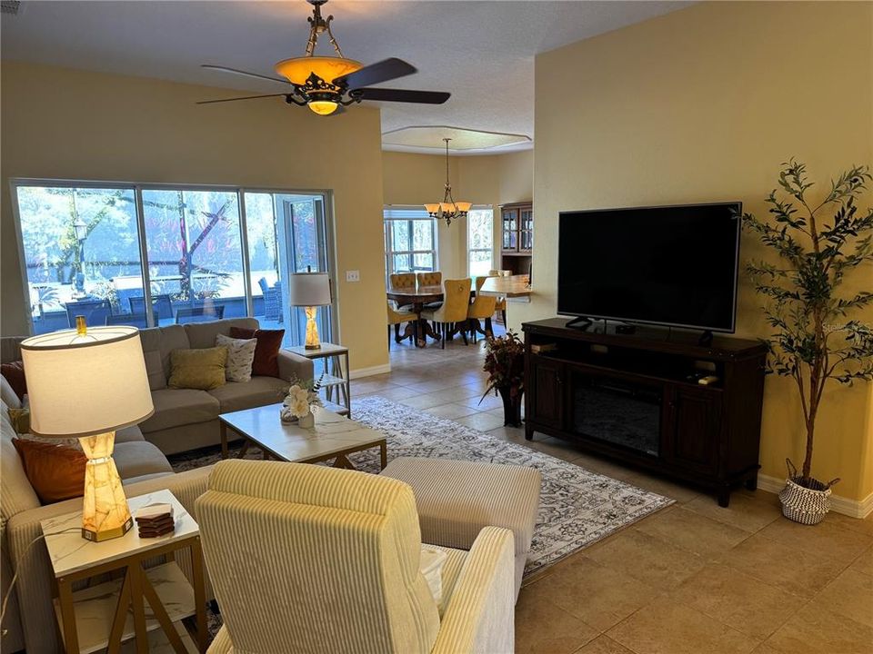 待售: $275,000 (2 贝兹, 2 浴室, 1491 平方英尺)