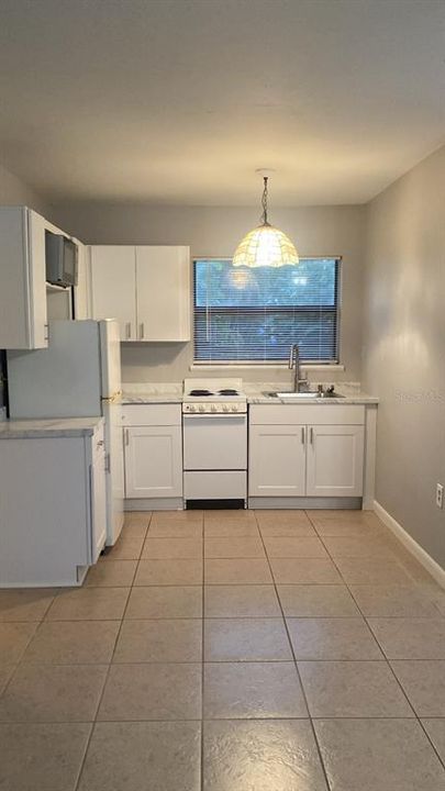 出租: $1,400 (0 贝兹, 1 浴室, 576 平方英尺)