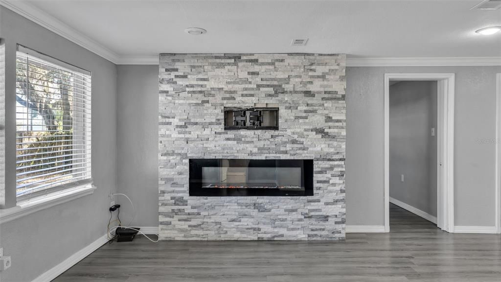 For Sale: $299,900 (3 beds, 2 baths, 1598 Square Feet)