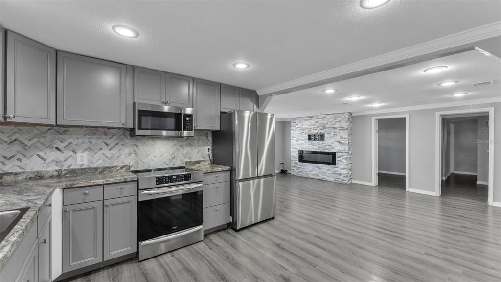 For Sale: $299,900 (3 beds, 2 baths, 1598 Square Feet)