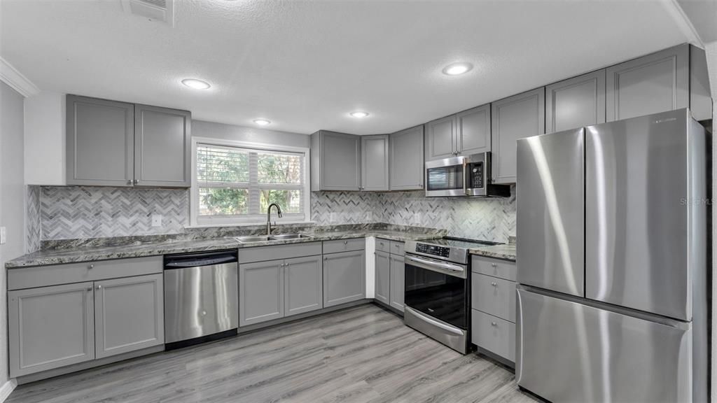 For Sale: $299,900 (3 beds, 2 baths, 1598 Square Feet)