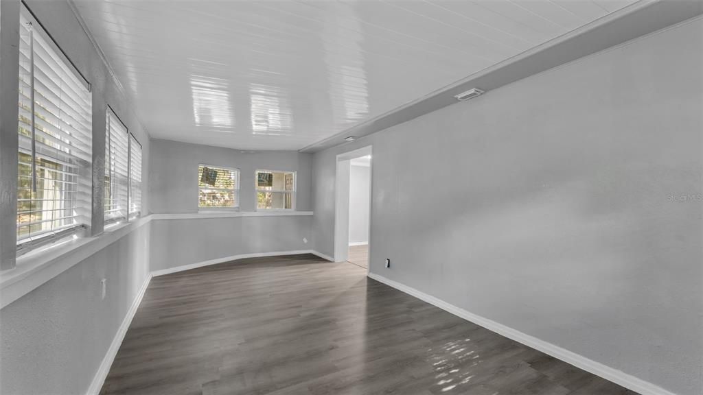 For Sale: $299,900 (3 beds, 2 baths, 1598 Square Feet)