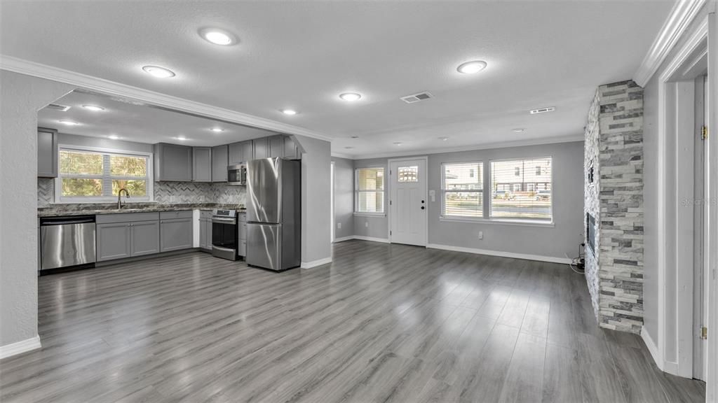 For Sale: $299,900 (3 beds, 2 baths, 1598 Square Feet)