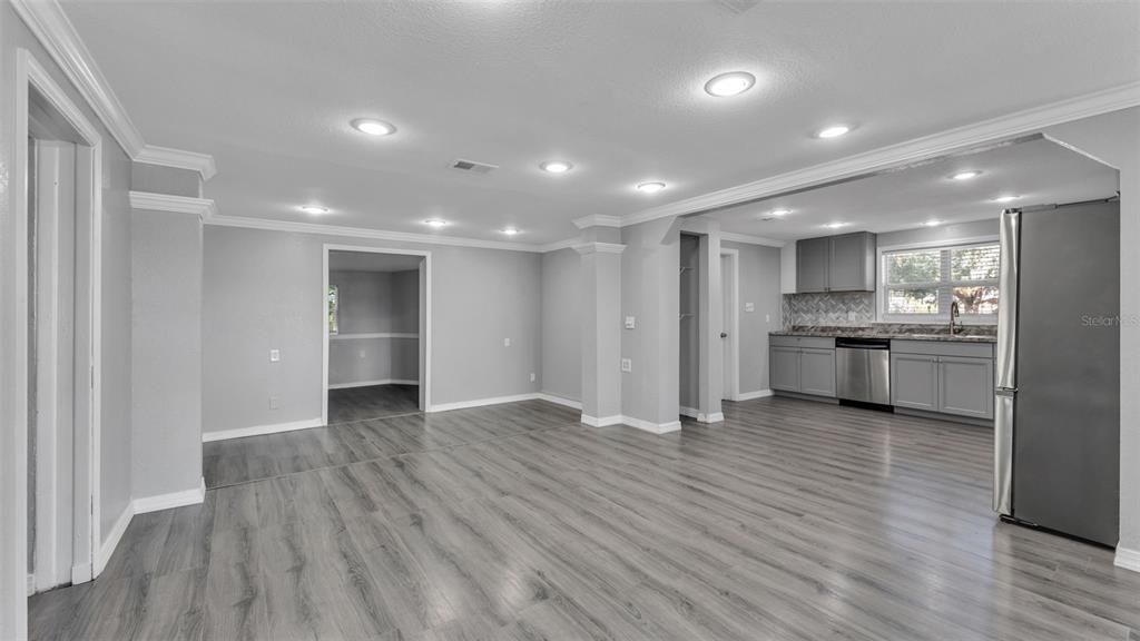 For Sale: $299,900 (3 beds, 2 baths, 1598 Square Feet)