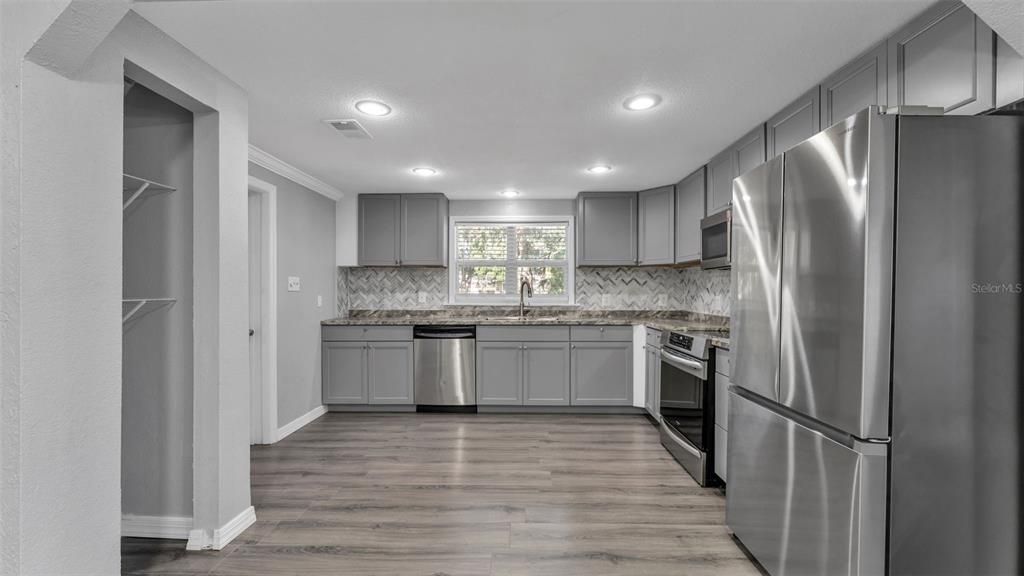 For Sale: $299,900 (3 beds, 2 baths, 1598 Square Feet)