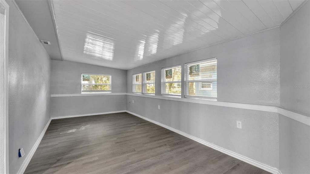 For Sale: $299,900 (3 beds, 2 baths, 1598 Square Feet)