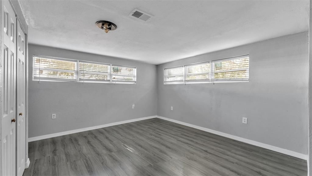 For Sale: $299,900 (3 beds, 2 baths, 1598 Square Feet)