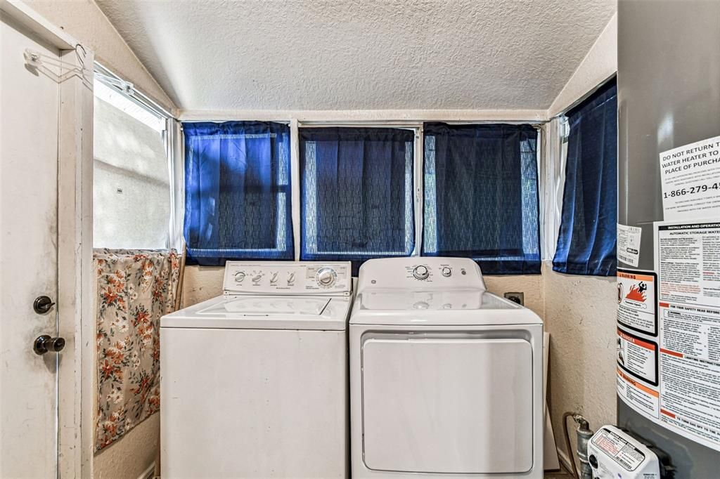 Active With Contract: $350,000 (3 beds, 1 baths, 1362 Square Feet)