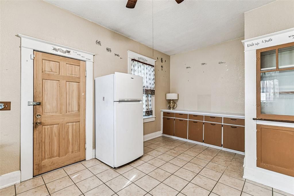 Active With Contract: $350,000 (3 beds, 1 baths, 1362 Square Feet)