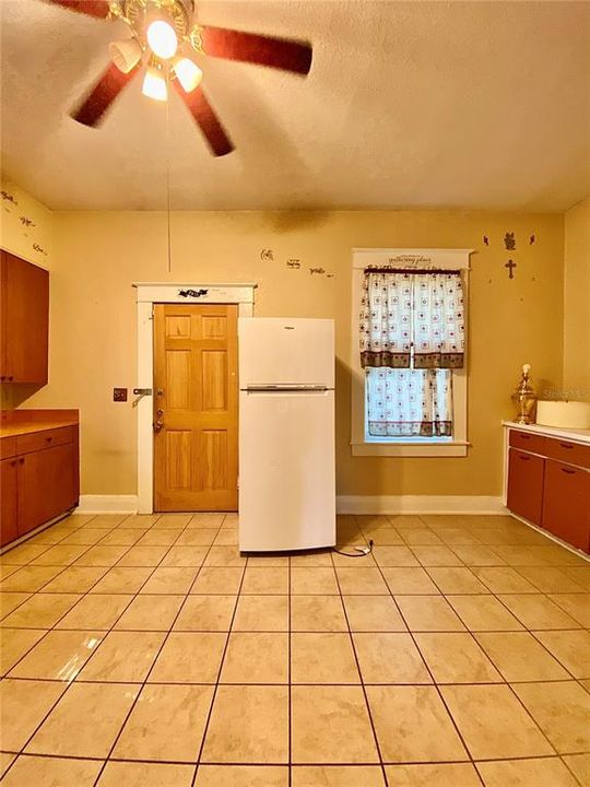 For Sale: $350,000 (3 beds, 1 baths, 1362 Square Feet)