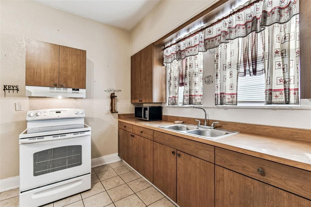 Active With Contract: $350,000 (3 beds, 1 baths, 1362 Square Feet)