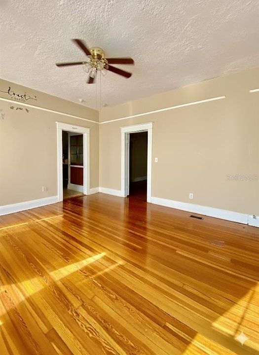 For Sale: $350,000 (3 beds, 1 baths, 1362 Square Feet)