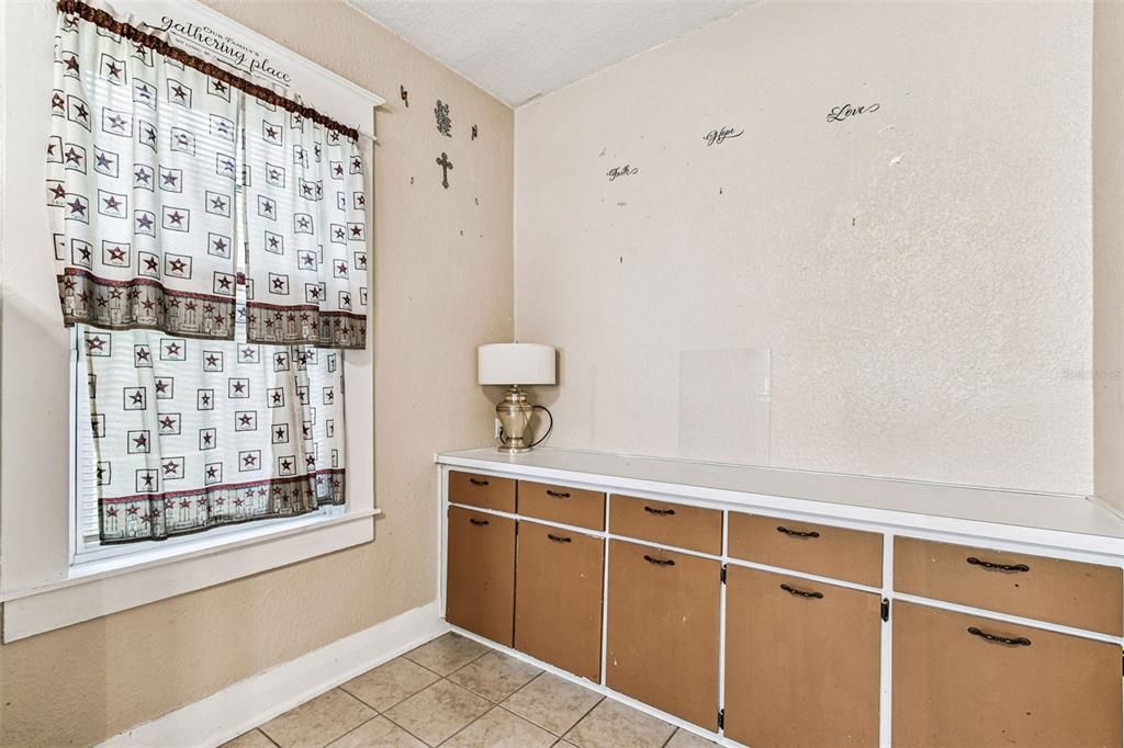 Active With Contract: $350,000 (3 beds, 1 baths, 1362 Square Feet)