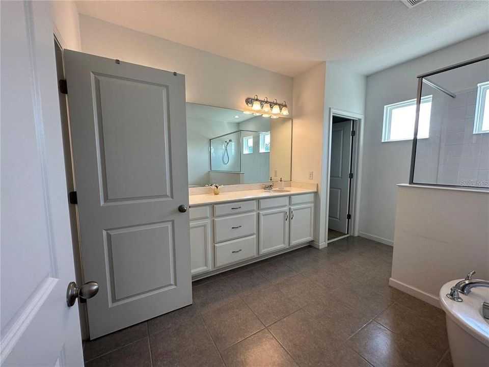 For Rent: $3,600 (4 beds, 3 baths, 2689 Square Feet)