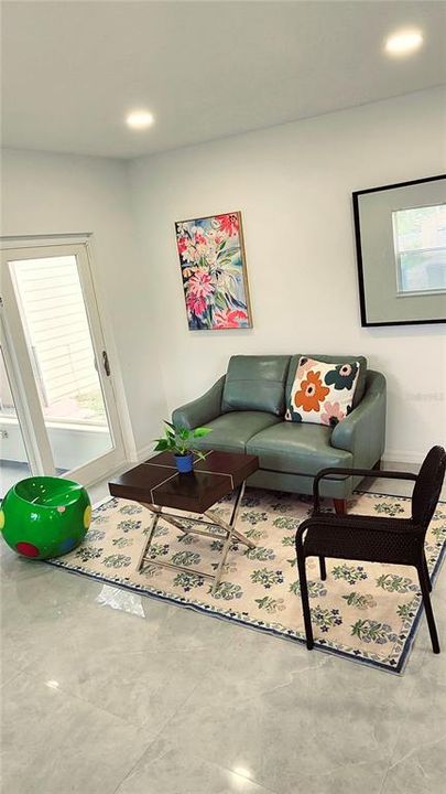 For Sale: $220,000 (2 beds, 1 baths, 720 Square Feet)