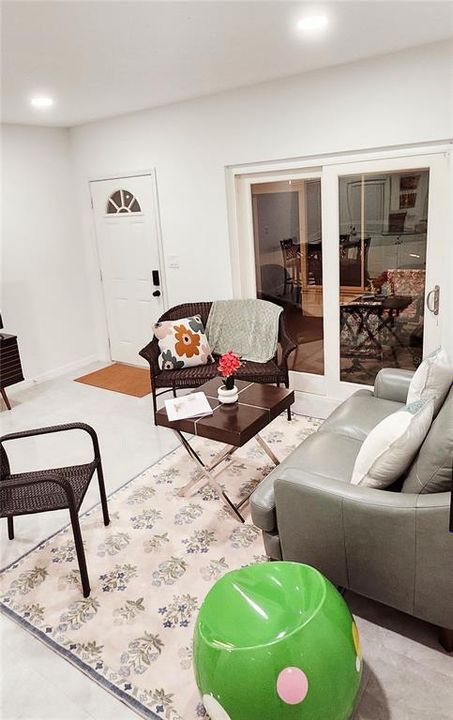 For Sale: $220,000 (2 beds, 1 baths, 720 Square Feet)