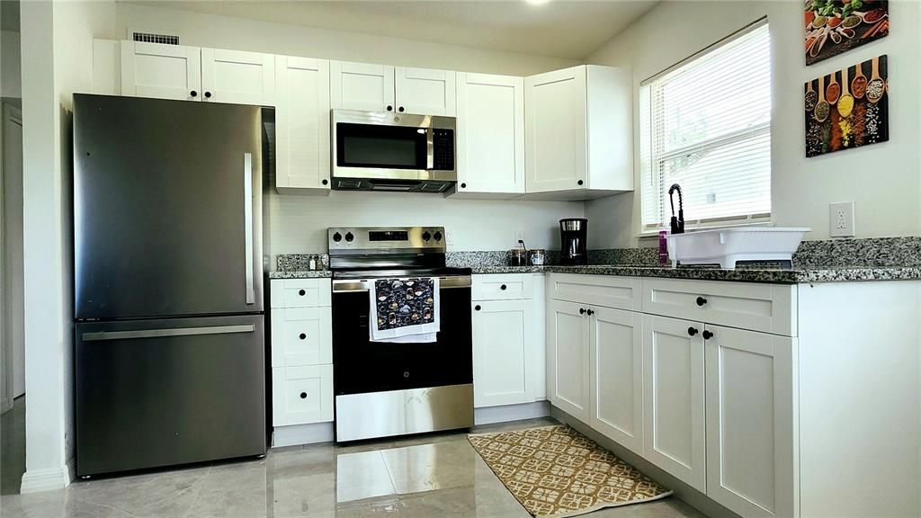 For Sale: $220,000 (2 beds, 1 baths, 720 Square Feet)