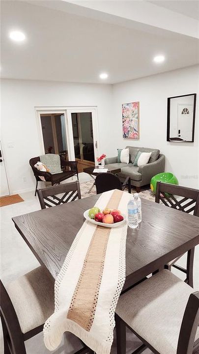 For Sale: $220,000 (2 beds, 1 baths, 720 Square Feet)