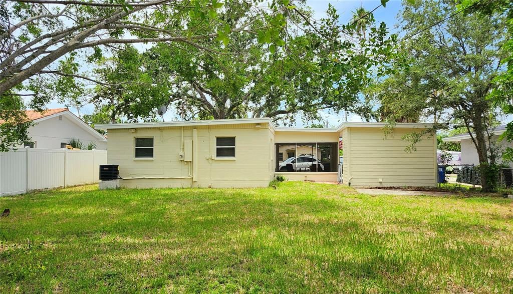 For Sale: $220,000 (2 beds, 1 baths, 720 Square Feet)