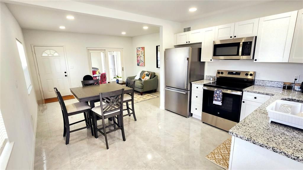 For Sale: $220,000 (2 beds, 1 baths, 720 Square Feet)