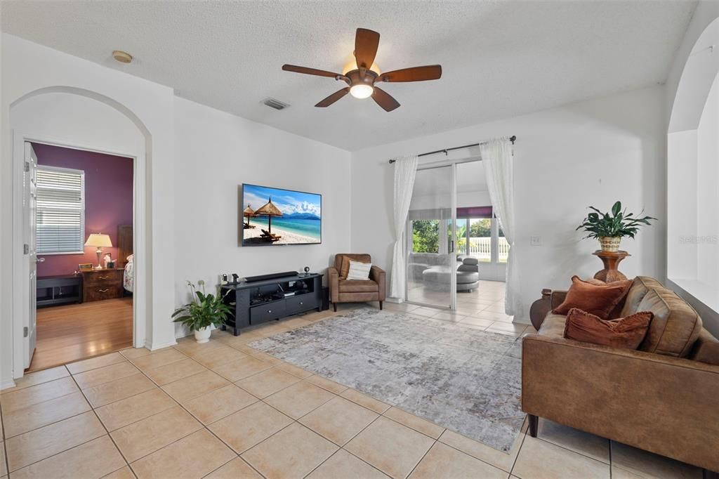 На продажу: $360,000 (3 спален, 2 ванн, 1330 Квадратных фут)