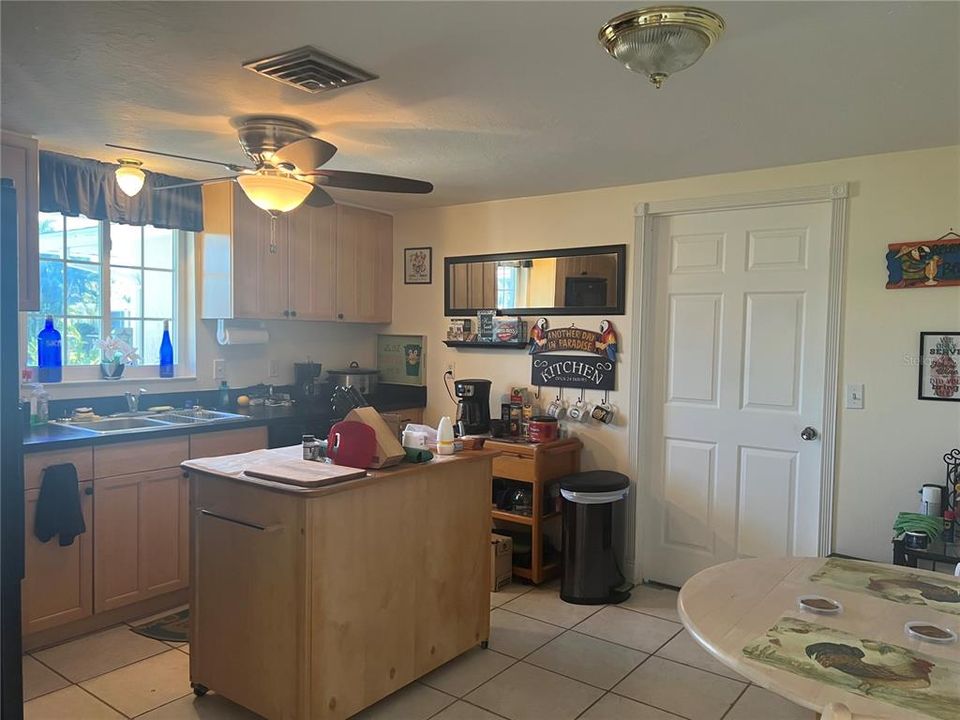 For Sale: $294,000 (2 beds, 1 baths, 952 Square Feet)