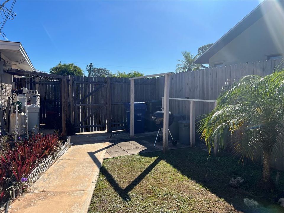 For Sale: $294,000 (2 beds, 1 baths, 952 Square Feet)