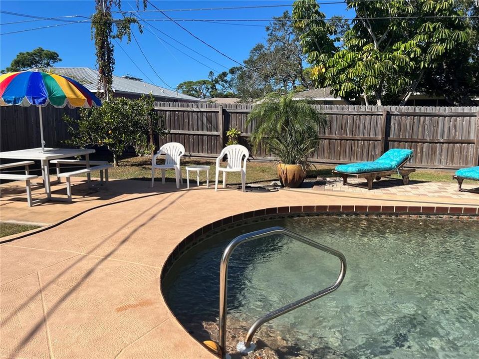 For Sale: $294,000 (2 beds, 1 baths, 952 Square Feet)