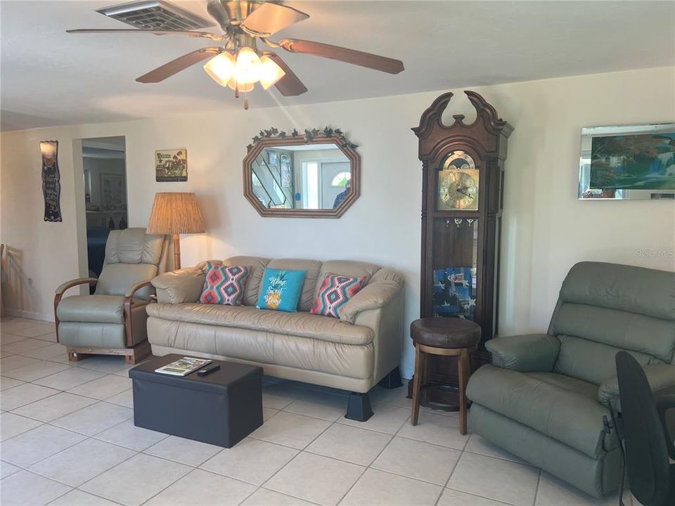 For Sale: $294,000 (2 beds, 1 baths, 952 Square Feet)