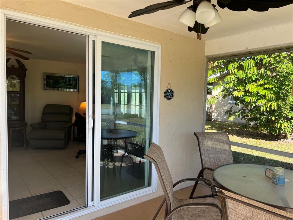 For Sale: $294,000 (2 beds, 1 baths, 952 Square Feet)