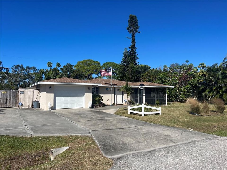 For Sale: $294,000 (2 beds, 1 baths, 952 Square Feet)