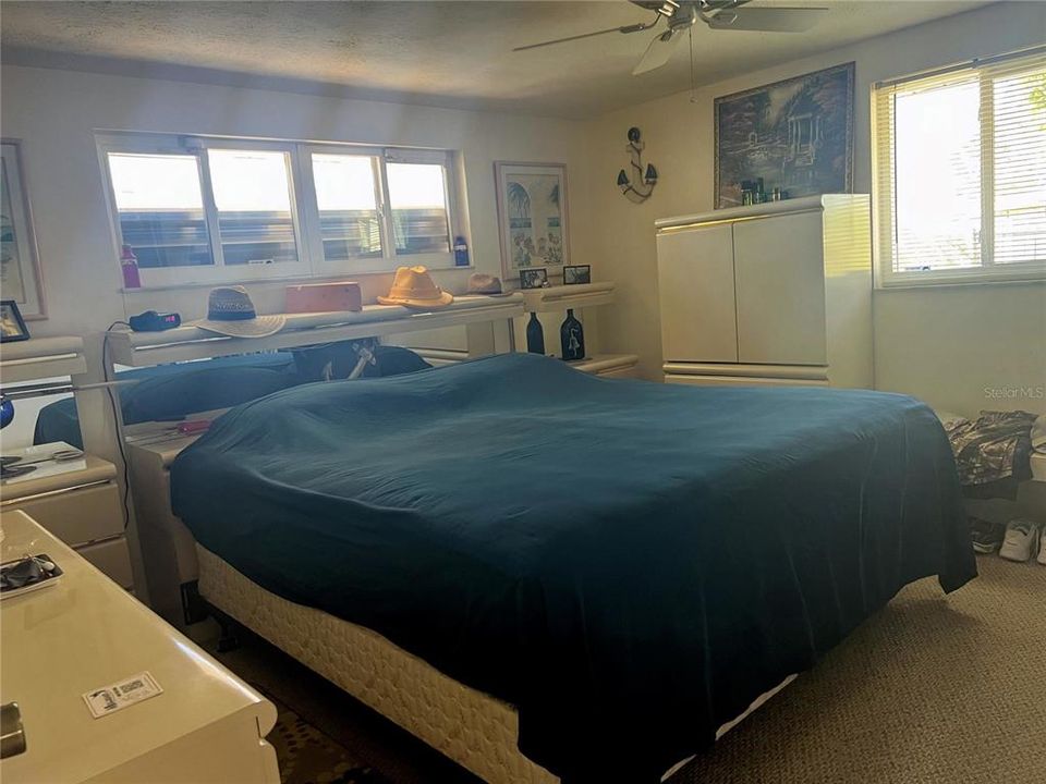 For Sale: $294,000 (2 beds, 1 baths, 952 Square Feet)