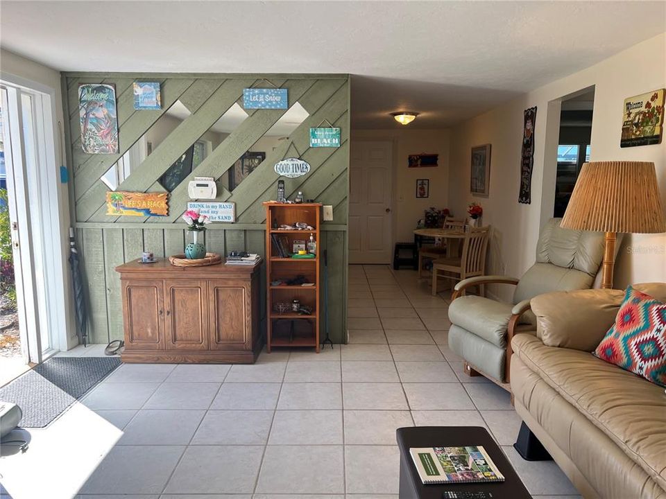 For Sale: $294,000 (2 beds, 1 baths, 952 Square Feet)