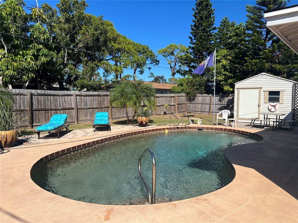 For Sale: $294,000 (2 beds, 1 baths, 952 Square Feet)