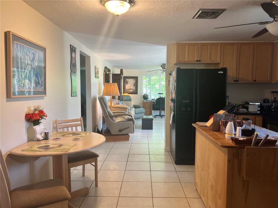 For Sale: $294,000 (2 beds, 1 baths, 952 Square Feet)