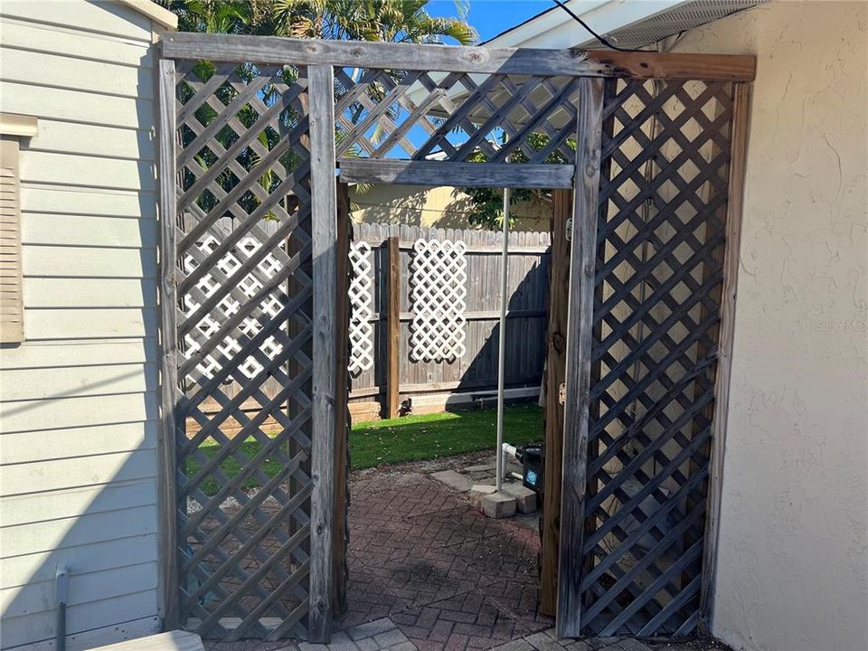 For Sale: $294,000 (2 beds, 1 baths, 952 Square Feet)