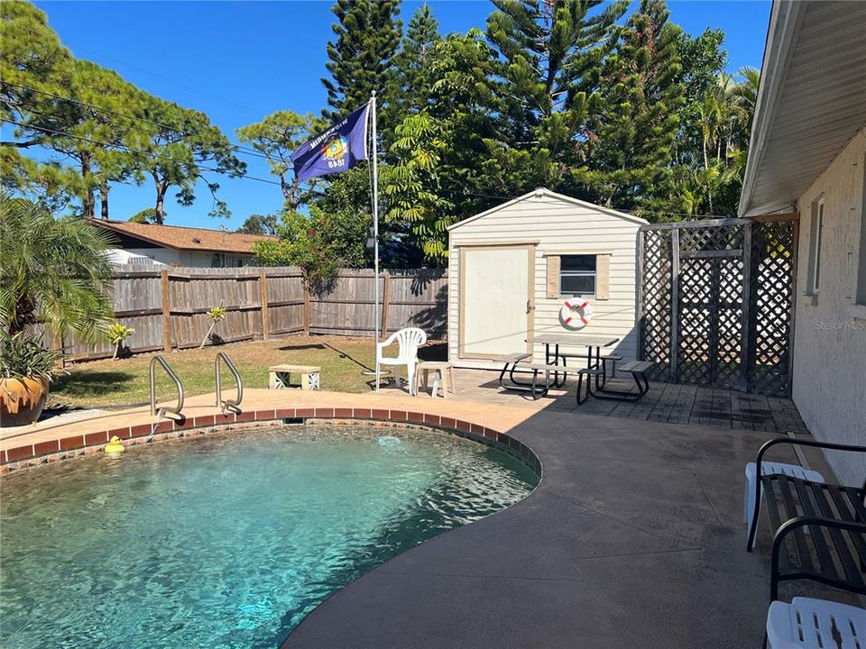 For Sale: $294,000 (2 beds, 1 baths, 952 Square Feet)