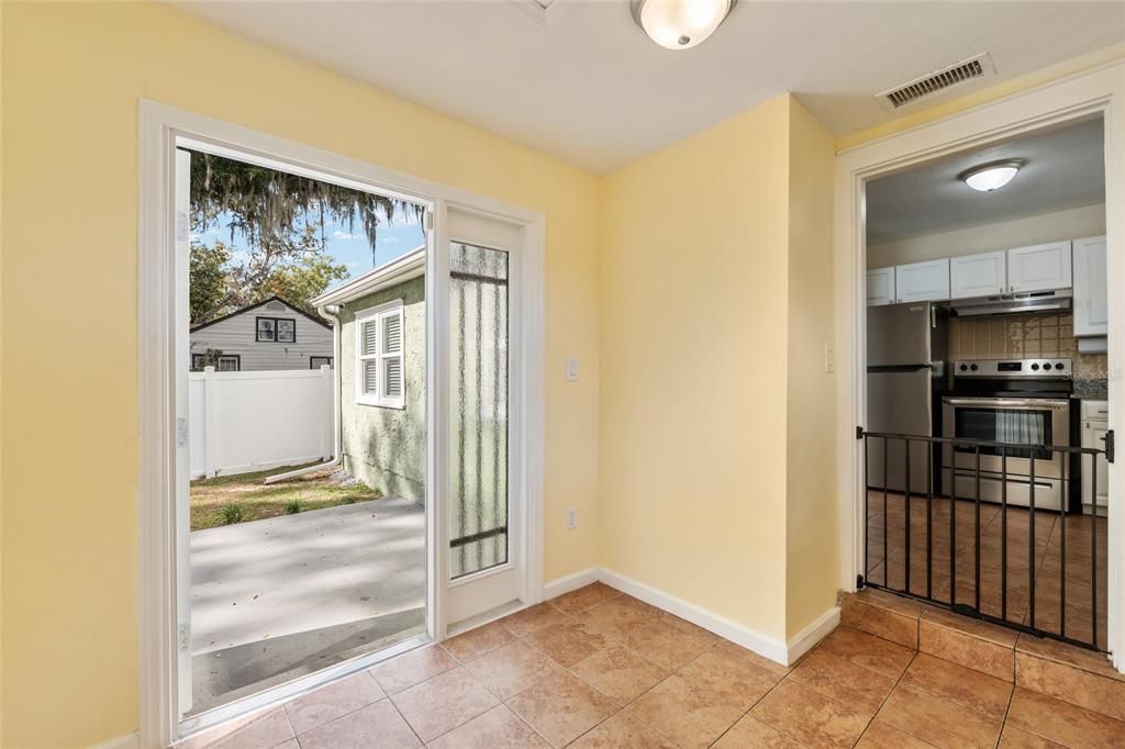For Sale: $324,900 (2 beds, 1 baths, 912 Square Feet)