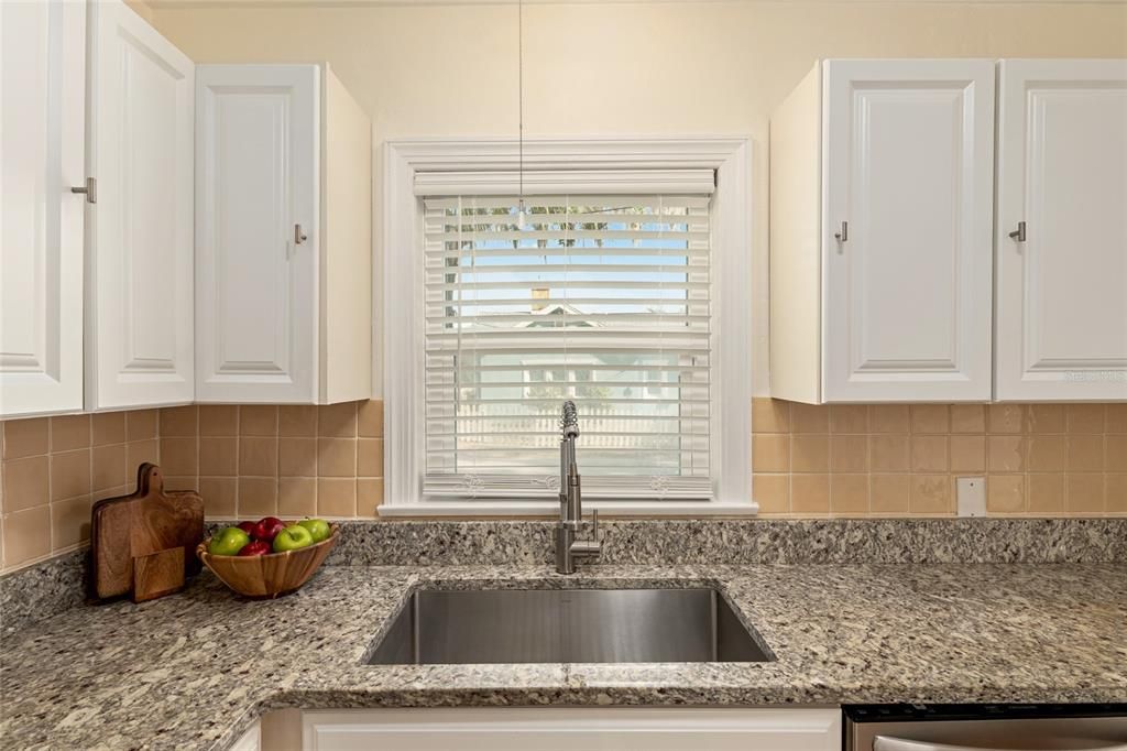 For Sale: $324,900 (2 beds, 1 baths, 912 Square Feet)