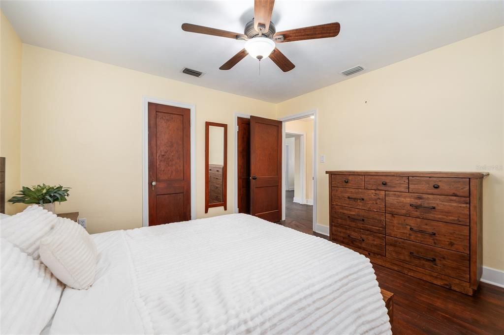 For Sale: $324,900 (2 beds, 1 baths, 912 Square Feet)